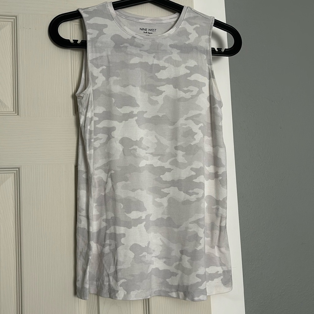 Women’s Nine West Oversized White Army Print Workout Tank Top ~ Size XS
